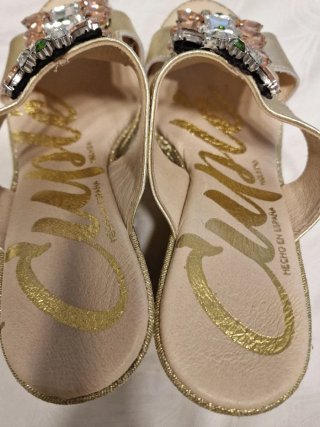 Sandalias doradas Cuple con pedrería