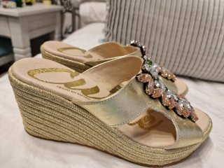 Sandalias doradas Cuple con pedrería