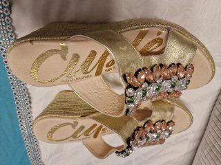 Sandalias doradas Cuple con pedrería