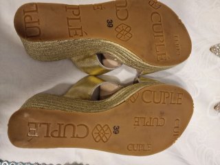 Sandalias doradas Cuple con pedrería