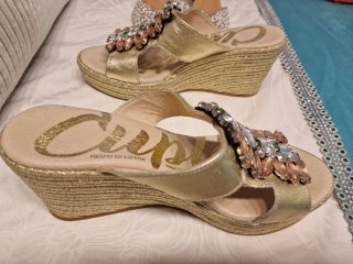 Sandalias doradas Cuple con pedrería