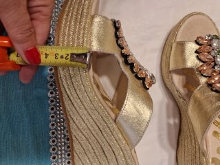 Sandalias doradas Cuple con pedrería