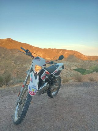 Beta Enduro Moto Roja y Blanca 50