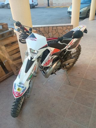 Beta Enduro Moto Roja y Blanca 50