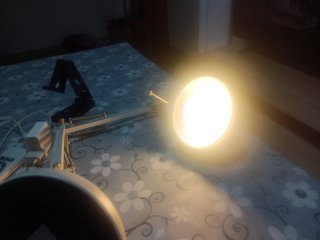 Lámpara de mesa articulada