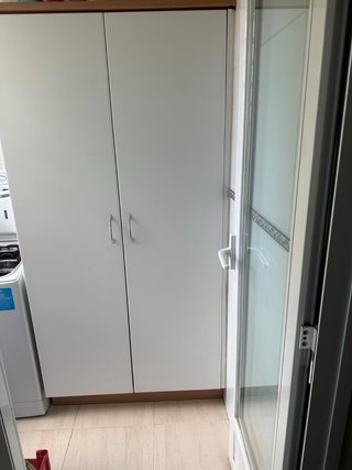 Armario de cocina blanco y madera