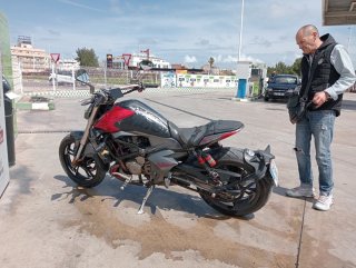 Moto Zontes V310 gris/rojo