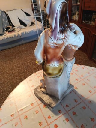 Figura Dama con Cántaro Cerámica