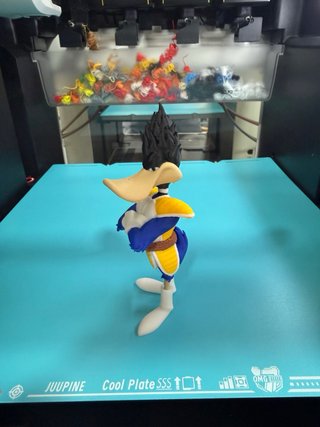 Figura Pato Lucas estilo Vegeta