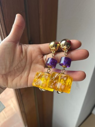 Maxi orecchini anni 80 cubetti viola e gialli