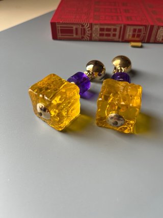 Maxi orecchini anni 80 cubetti viola e gialli