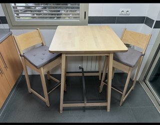 Mesa alta y 2 sillas altas madera