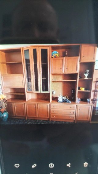 Mueble de comedor de madera y cristal