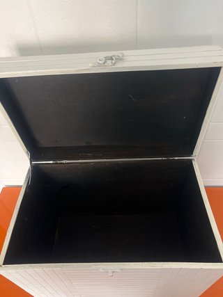 Baúl de madera blanco