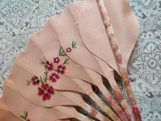 Abanico decorativo rosa con flores y mariposa