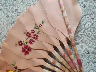 Abanico decorativo rosa con flores y mariposa