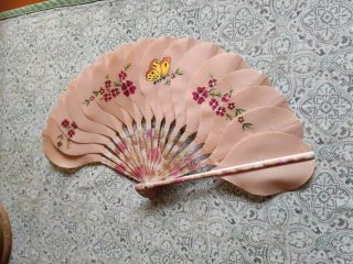 Abanico decorativo rosa con flores y mariposa