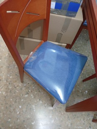 Mesa de salón con 4 sillas