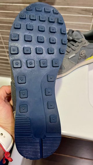 Zapatillas Scalpers grises con detalles amarillos