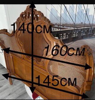 Cabezal y pie de cama antiguo madera y ratán