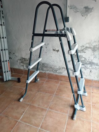 Escalera Piscina Metal y Plástico Gris
