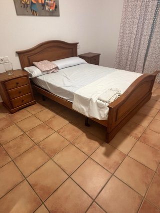 2 Cama de matrimonio y 3 mesitas