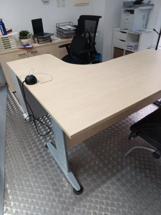 Mesa de despacho forma L. Medida 1,60x1,80.