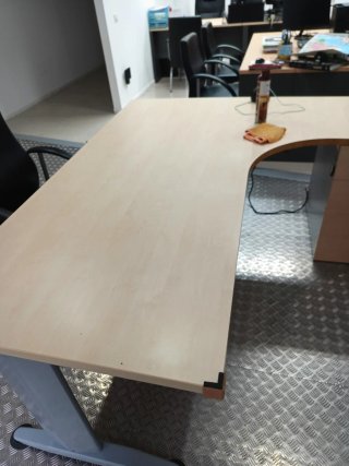 Mesa de despacho forma L. Medida 1,60x1,80.