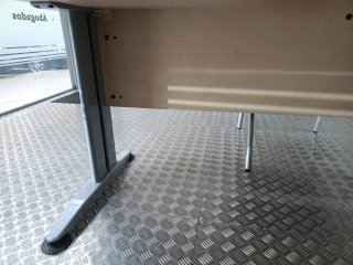 Mesa de despacho forma L. Medida 1,60x1,80.