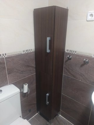 Armario de baño de madera marrón