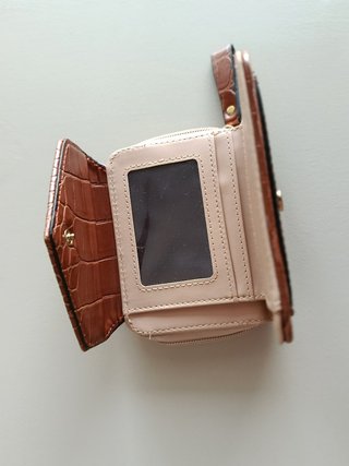 Cartera marrón efecto cocodrilo