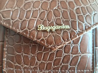 Cartera marrón efecto cocodrilo
