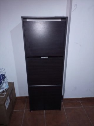 Zapatero de madera marrón