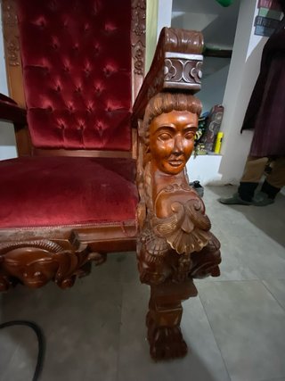 Tronos de madera tallada con terciopelo