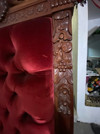 Tronos de madera tallada con terciopelo