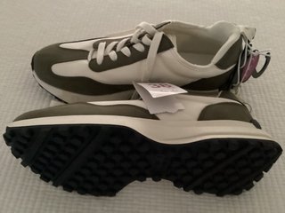 Zapatillas deportivas blancas y verde oliva
