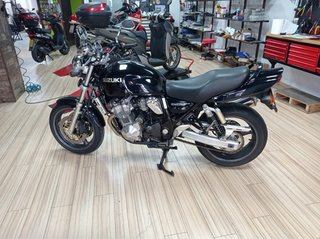 Suzuki GSX 750 Inazuma Negra
