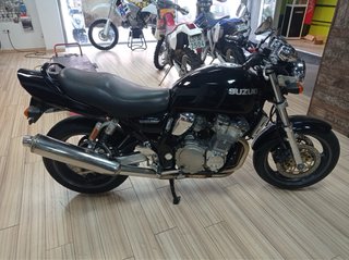 Suzuki GSX 750 Inazuma Negra