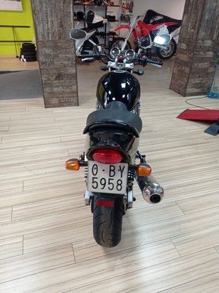 Suzuki GSX 750 Inazuma Negra