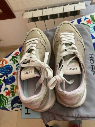 Deportivas HOFF beige y blancas