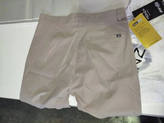 Pantalón beige corte slim fit