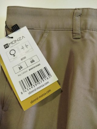 Pantalón beige corte slim fit
