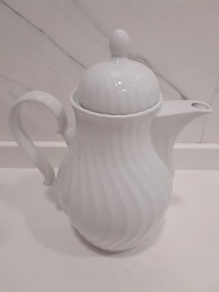 Jarra de porcelana blanca antigua