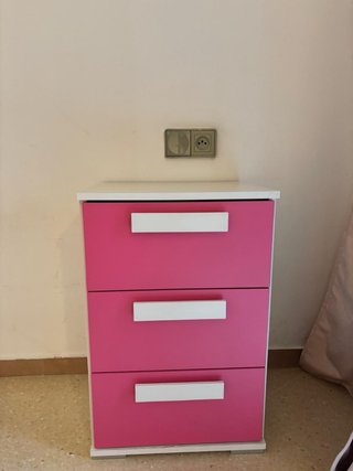 Armario blanco y fucsia con cajones
