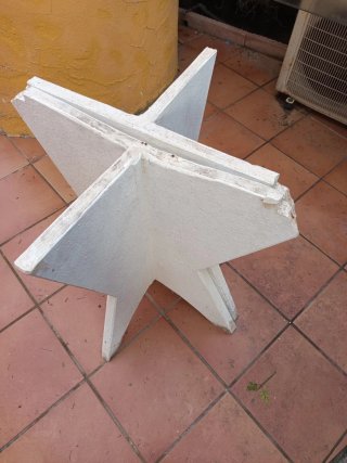 Patas de yeso para mesa de jardín.
