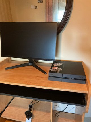 Pacchetto completo in ottime condizioni. PS4 e monitor