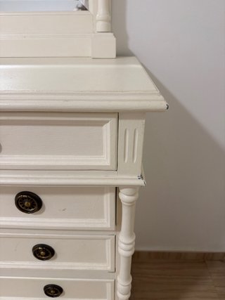 Cómoda de madera con espejo, pintada en blanco
