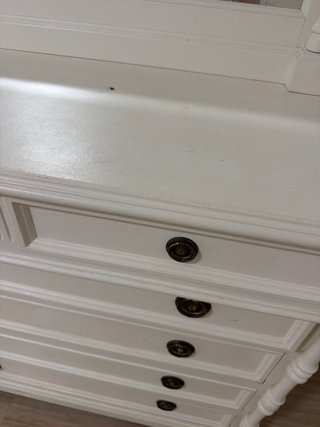 Cómoda de madera con espejo, pintada en blanco