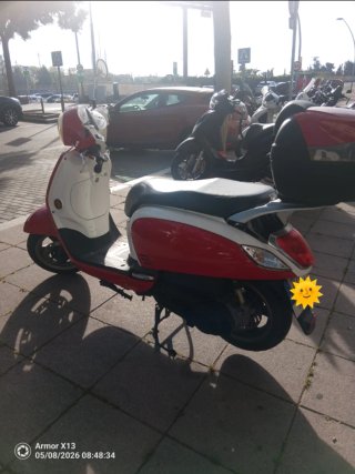 Moto Scooter SYM 125 Roja y Blanca