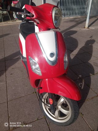 Moto Scooter SYM 125 Roja y Blanca
